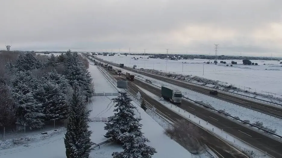 Imagen de las c&aacute;maras de la DGT en la A-2 a la altura de Torija en (Guadalajara) a primera hora de la ma&ntilde;ana de este s&aacute;bado