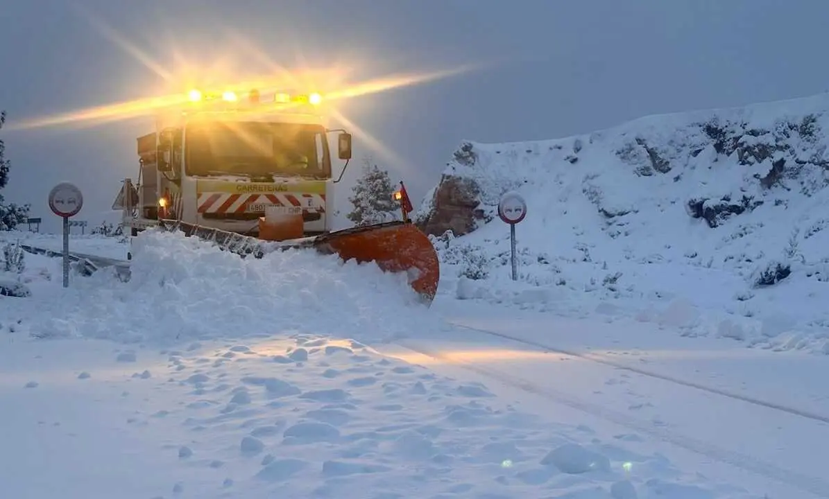 En la imagen una m&aacute;quina quitanieves retira este s&aacute;bado nieve de una carretera afectada por la borrasca de alto impacto &Iacute;ngrid en la provincia de Albacete, nieve, nevada,