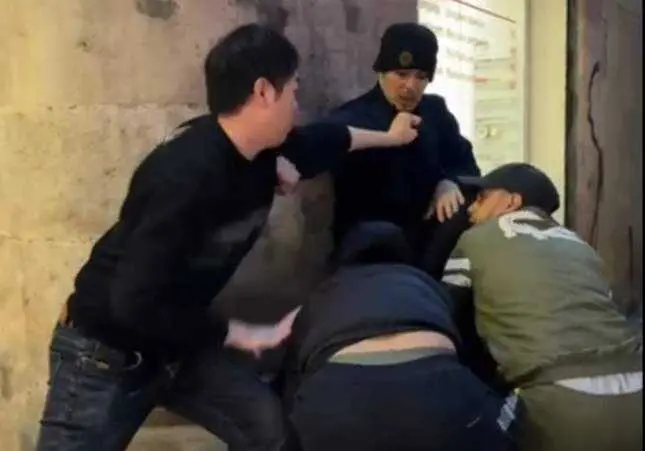 VIDEO. Asaltan a un anciano para robarle todo: la polic&iacute;a busca a cuatro ladrones