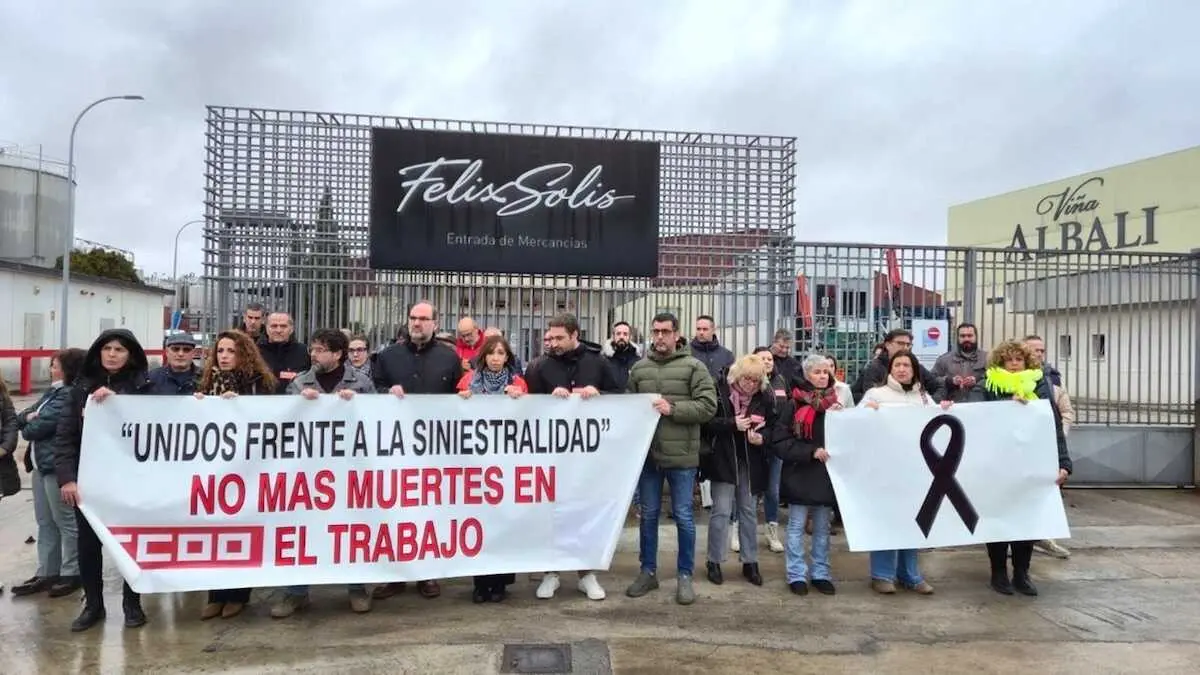 CCOO y UGT protestan por la muerte de un trabajador en la bodega de F&eacute;lix Sol&iacute;s