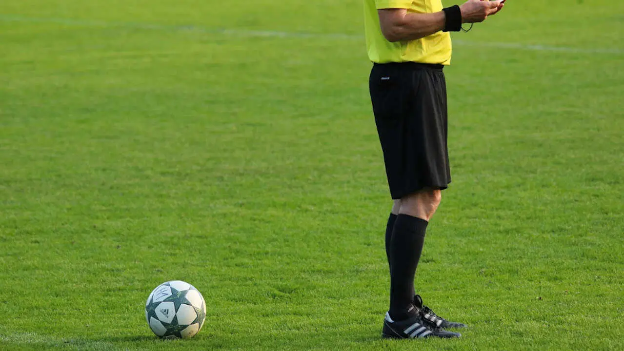 Un futbolista juvenil de Cuenca, expulsado de su equipo tras agredir al &aacute;rbitro