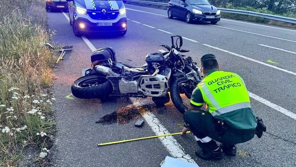 Imagen de archivo de un accidente de tr&aacute;fico con una moto implicada, motorista, motocicleta