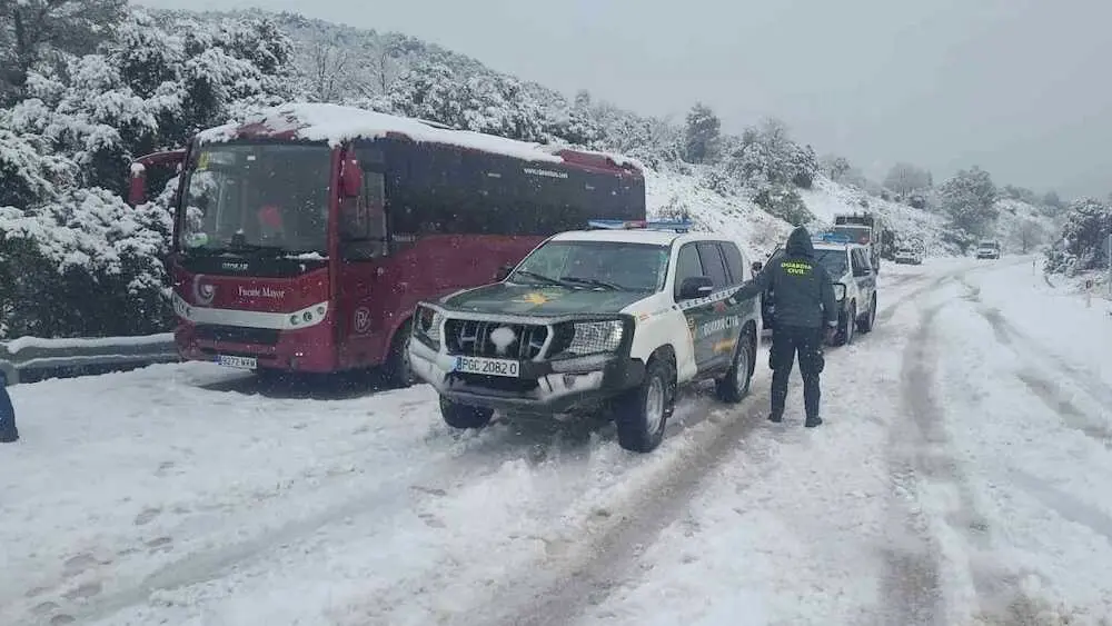 La Guardia Civil rescata a cinco ni&ntilde;os de un autob&uacute;s escolar atrapado por la nieve este mi&eacute;rcoles en una carretera de Guadalajara