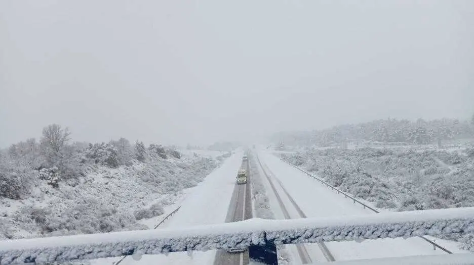 Imagen una carretera de la regi&oacute;n cubierta de nieve tras la borrasca que est&aacute; dejando viento, lluvias y nevadas en gran parte de la Pen&iacute;nsula