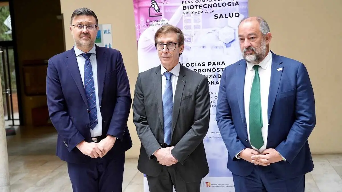 El consejero de Educaci&oacute;n, Cultura y Deportes, Amador Pastor, ha asistido a la presentaci&oacute;n del proyecto del Plan Complementario Biotech CLM, junto al rector de la UCLM, Juli&aacute;n Garde