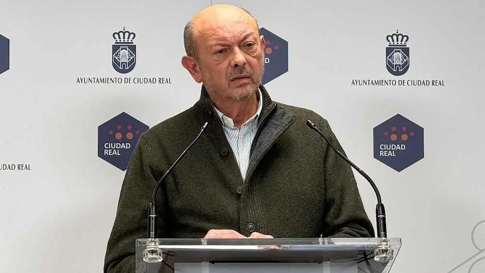 El concejal no adscrito, Regino P&eacute;rez, durante la rueda de prensa que ha ofrecido en el Ayuntamiento de Ciudad Real