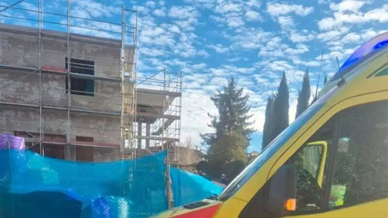 Muere un trabajador al caer desde 8 metros de altura en un edificio en obras