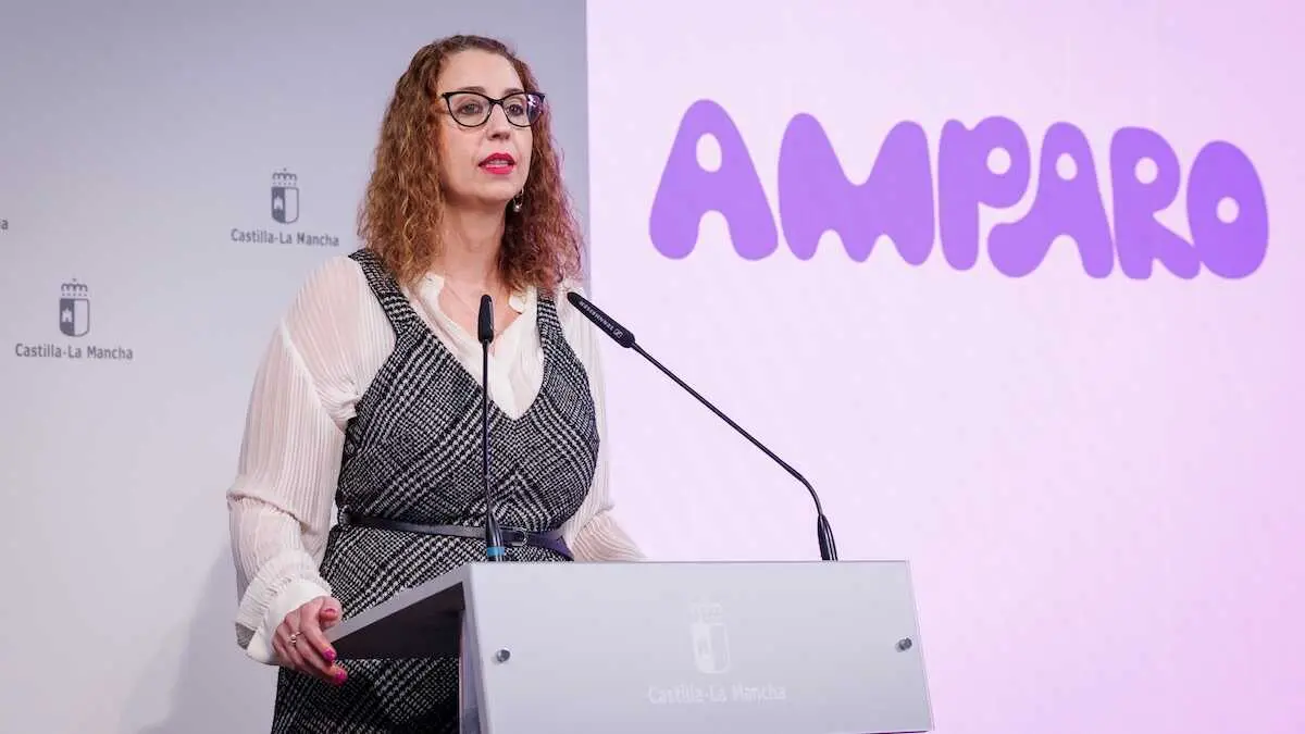 La consejera de Igualdad de Castilla-La Mancha, Sara Sim&oacute;n, presenta un programa de lucha contra la violencia sexual, en la sala de prensa del Palacio de Fuensalida