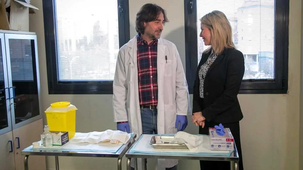 La directora general de Cuidados y Calidad del SESCAM, Montserrat Hern&aacute;ndez Luengo, ha visitado el punto de vacunaci&oacute;n del Centro de Salud de Buenavista, en Toledo
