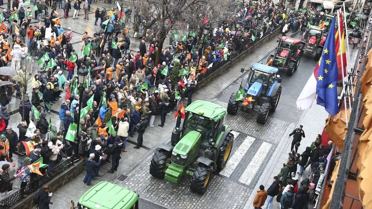 Tractores llegando a la Plaza de Zocodover de Toledo este jueves donde ha finalizado la protesta de los agricultores de Castilla-La Mancha contra el acuerdo con Mercosur y los recortes de la PAC - EFE/Ismael Herrero, tractorada