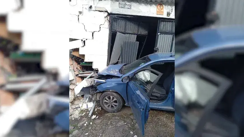 Muere un conductor tras salirse de la v&iacute;a y colisionar contra una vivienda