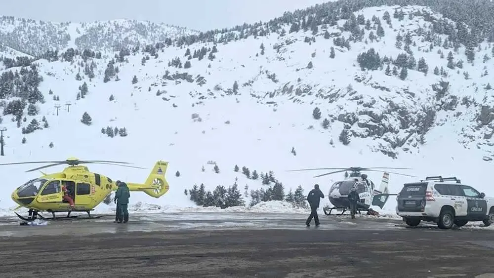 Im&aacute;gen del rescate de los esquiadores arrollados por un alud en Benasque, en el Pirineo aragon&eacute;s - EFE/Guardia Civil