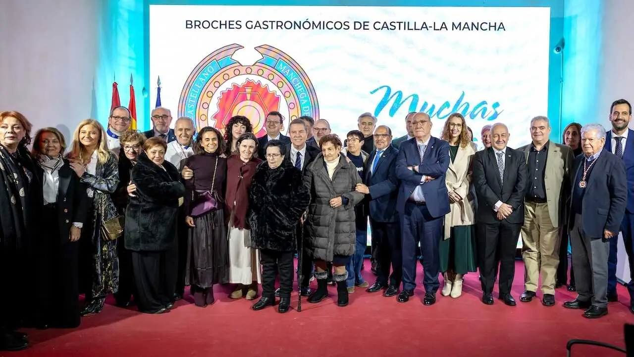 El presidente de Castilla-La Mancha, Emiliano Garc&iacute;a-Page, ha entregado los Broches Gastron&oacute;micos del Medio Rural. El acto ha tenido lugar en el Palacio de los Duques de Medinaceli, ubicado en la Plaza Mayor de Cogolludo (Guadalajara)