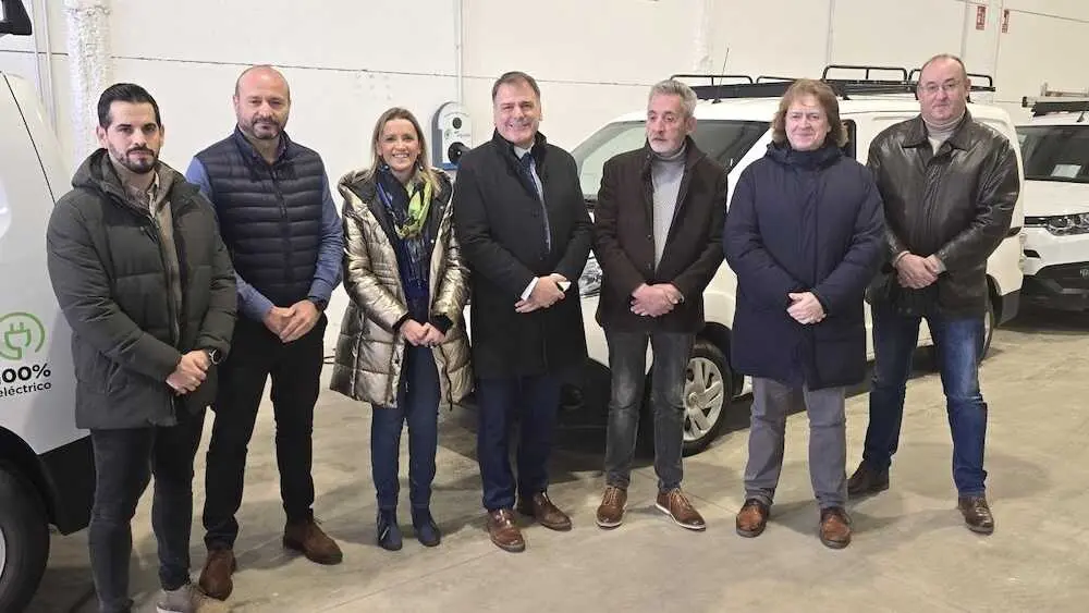 El director general de Transici&oacute;n Energ&eacute;tica, Alipio Garc&iacute;a, durante su visita al almac&eacute;n log&iacute;stico de la empresa Aqualia en Valdepe&ntilde;as (Ciudad Real)