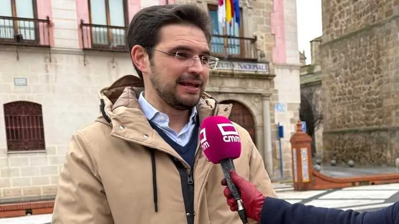 El vicesecretario de Comunicaci&oacute;n del PP de Castilla-La Mancha y portavoz adjunto del Grupo Popular en las Cortes regionales, Santiago Serrano, atendiendo a los medios este domingo