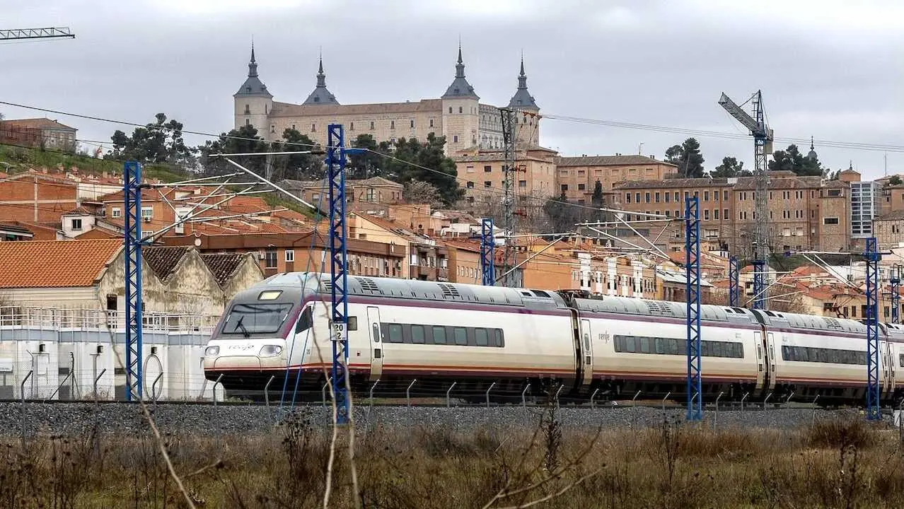 Imagen de un tren saliendo de la estaci&oacute;n de Toledo, en el fondo, el casco hist&oacute;rico de Toledo - EFE/Ismael Herrero, estaci&oacute;n, AVE, Renfe, viaducto, transporte, ferrocarril