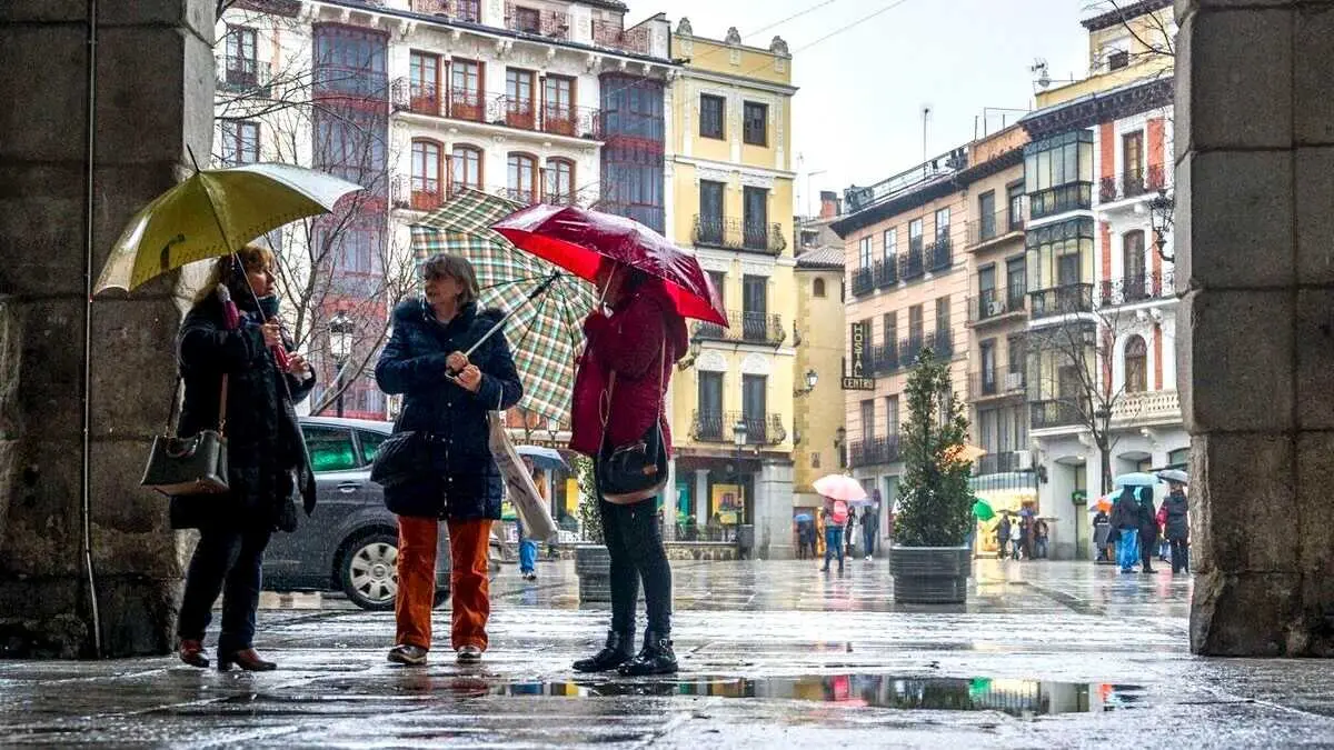 lluvia, fr&iacute;o, oto&ntilde;o, invierno, tiempo, temperaturas, Plaza de Zocodover, Toledo, turistas, paraguas, lloviendo,