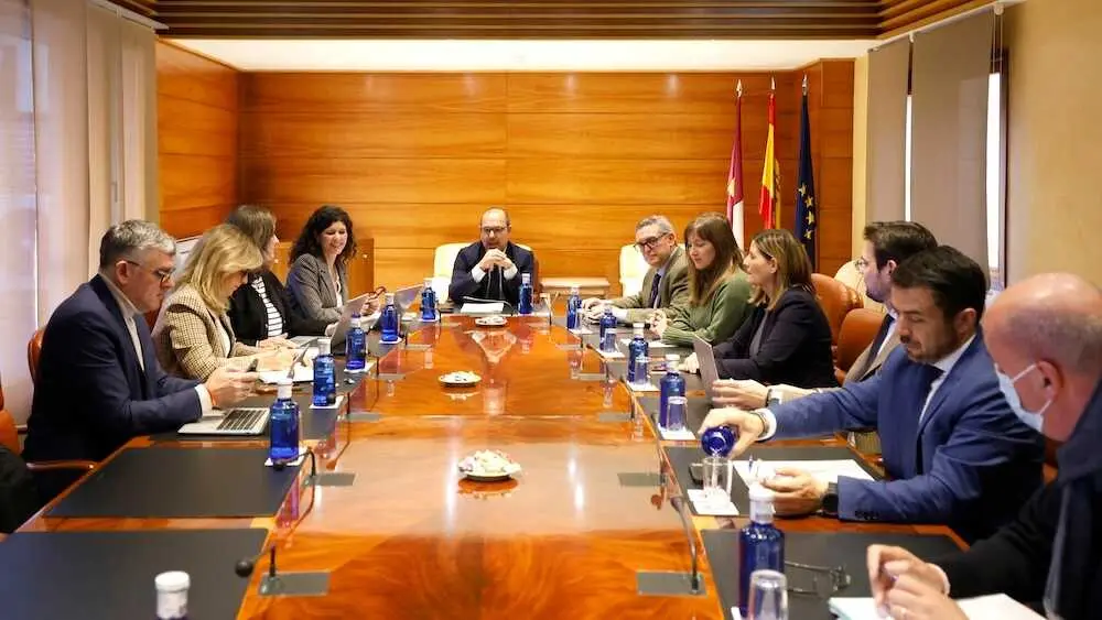 En la imagen un instante de la reuni&oacute;n de la Junta de Portavoces y Mesa de las Cortes de Castilla-La Mancha