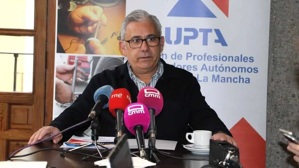El secretario general de la Uni&oacute;n de Profesionales y Trabajadores Aut&oacute;nomos (UPTA) de Castilla-La Mancha, C&eacute;sar Garc&iacute;a, durante un encuentro con los medios de comunicaci&oacute;n celebrado en Toledo