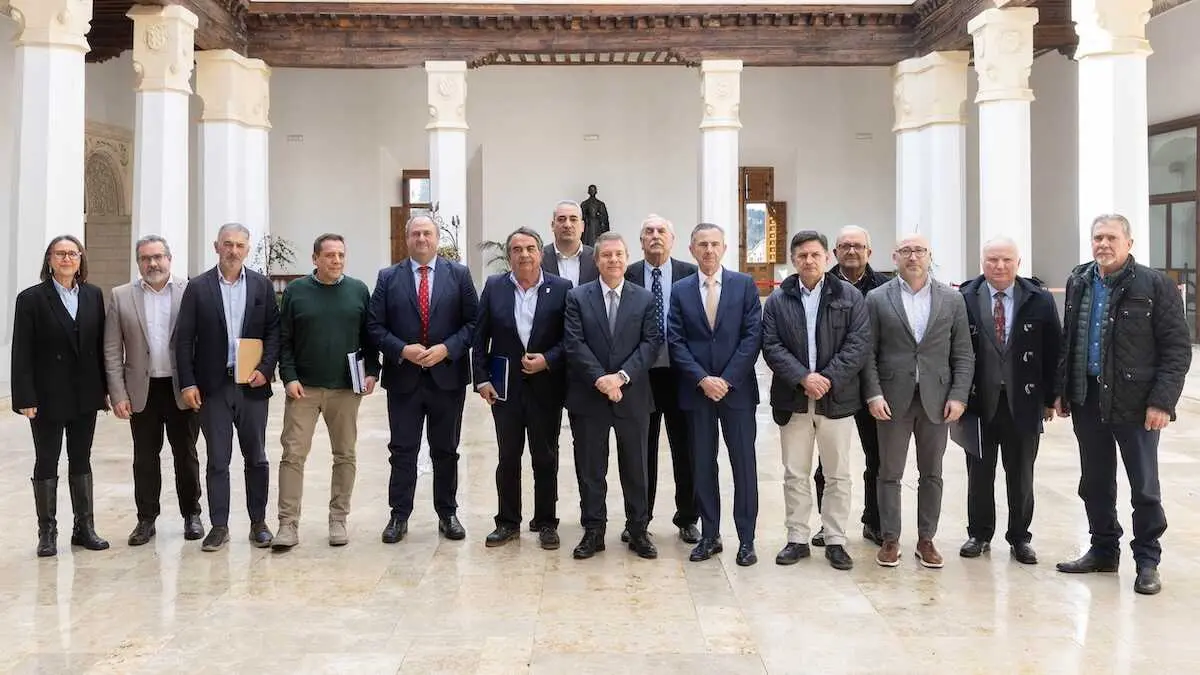 El presidente regional, Emiliano Garc&iacute;a-Page, se re&uacute;ne, en Toledo, con los representantes de los regantes de las Demarcaciones Hidrogr&aacute;ficas del Segura y del J&uacute;car. En el Palacio de Fuensalida, sede de la Presidencia auton&oacute;mica.