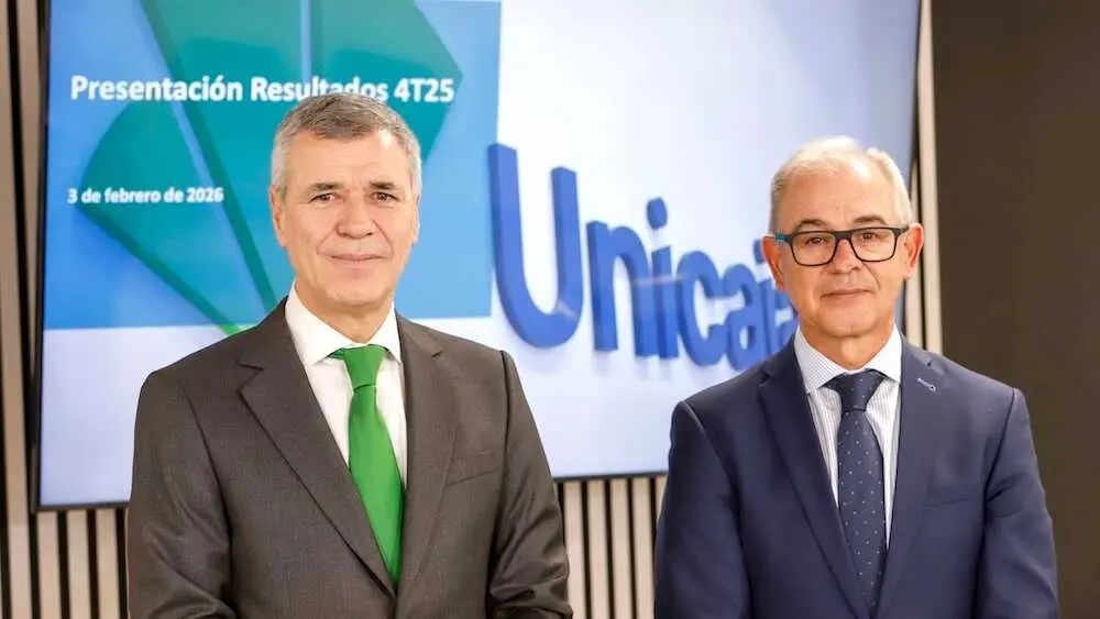 De izquierda a derecha, el director general de Finanzas, Pablo Gonz&aacute;lez, y el CEO de Unicaja, Isidro Rubiales