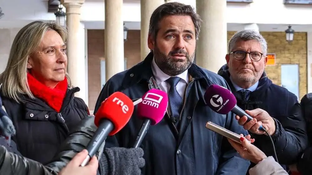 El presidente del PP de Castilla-La Mancha, Paco N&uacute;&ntilde;ez, atendiendo a los medios de comunicaci&oacute;n este martes en Guadalajara