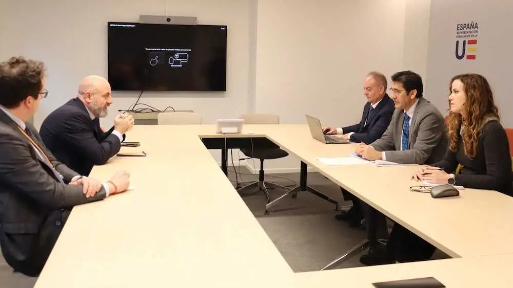 El vicepresidente segundo del Gobierno de Castilla-La Mancha, Jos&eacute; Manuel Caballero, se ha reunido con Jos&eacute; Manuel Argil&eacute;s Mart&iacute;n, consejero de Consumo de la REPER; y con Juan Hern&aacute;ndez Alfaro, consejero de Pol&iacute;tica Territorial y Asuntos Generales en Bruselas.