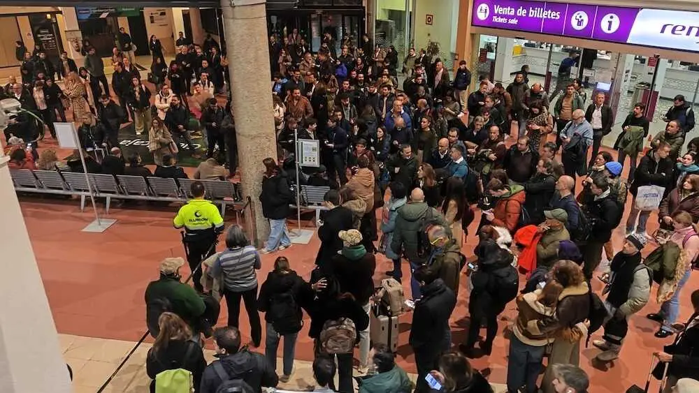 En la imagen pasajeros agolpados en la estaci&oacute;n de tren de Ciudad Real este mi&eacute;rcoles tras los retrasos en los Avant por un robo de cable en Alc&aacute;zar de San Juan