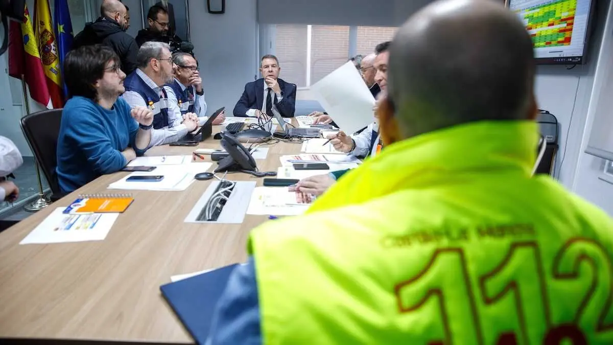 El presidente de Castilla-La Mancha, Emiliano Garc&iacute;a-Page, este jueves en el centro del Servicio de Atenci&oacute;n y Coordinaci&oacute;n de Urgencias y Emergencias 112 siguiendo la evoluci&oacute;n del temporal