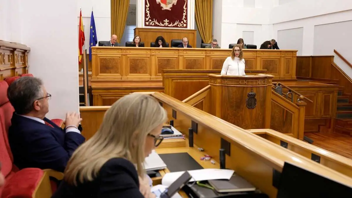 La consejera de Igualdad de Castilla-La Mancha, Sara Sim&oacute;n, durante su intervenci&oacute;n en el Pleno de las Cortes de Castilla-La Mancha