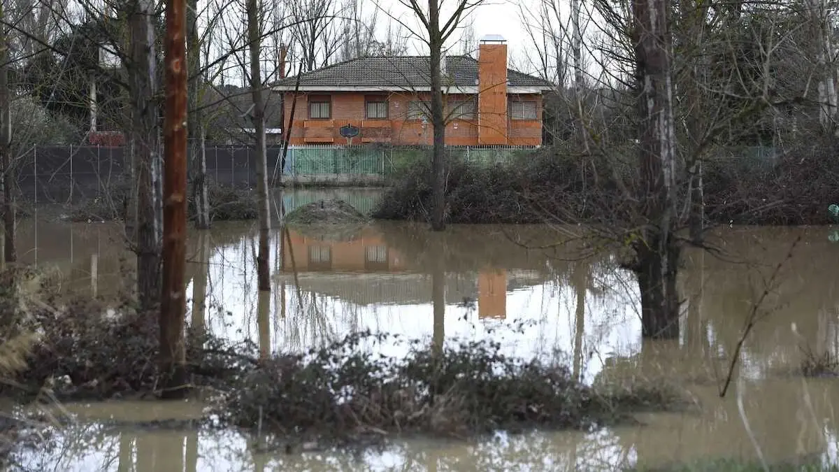 Vista de la crecida del rio Alberche que ha inundado urbanizaciones de Escalona (Toledo) - EFE/Ismael Herrero