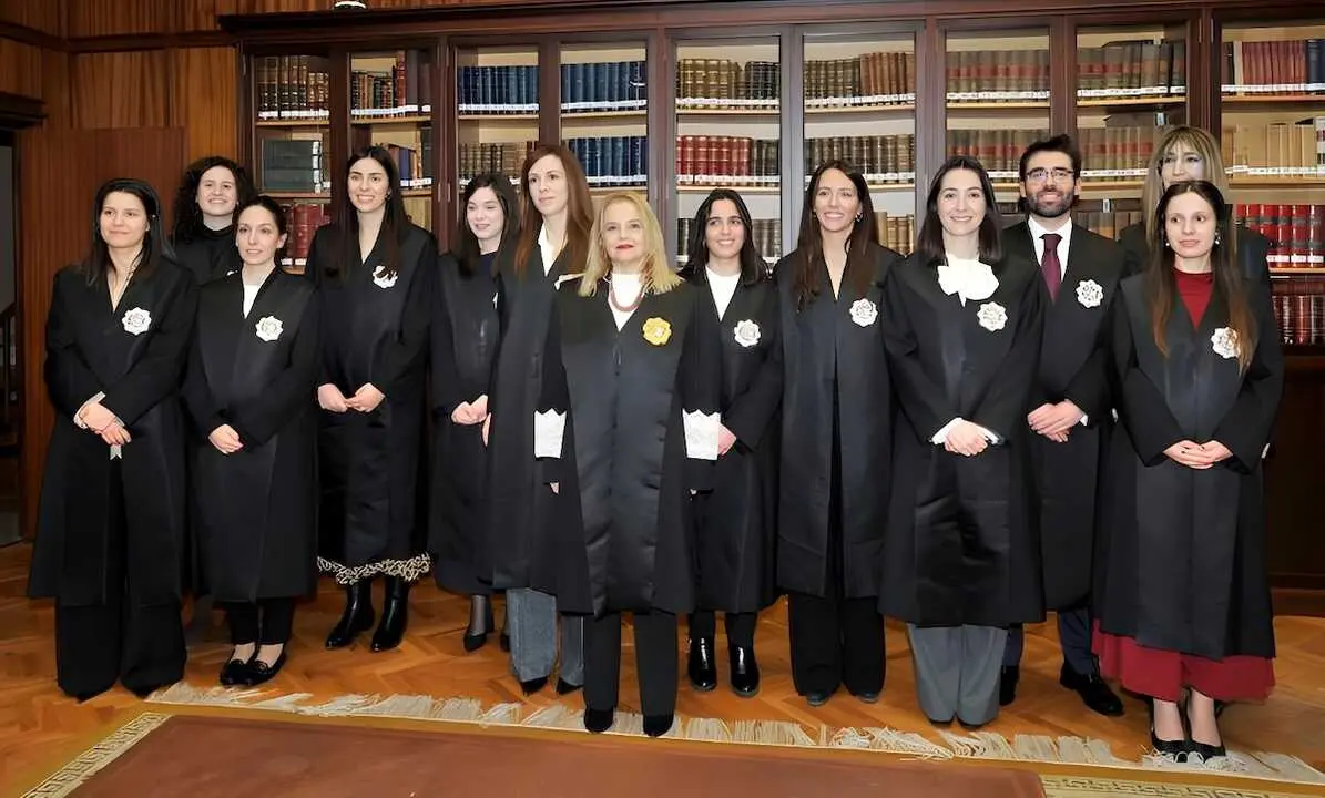 La presidenta del Tribunal Superior de Justicia de Castilla- La Mancha, Mar&iacute;a Pilar Astray (c) posa con los nuevos jueces destinados en &oacute;rganos judiciales de la regi&oacute;n tras el acto del juramento de su cargo en un acto celebrado este viernes en la Biblioteca del Palacio de Justicia de Albacete - EFE/Manu