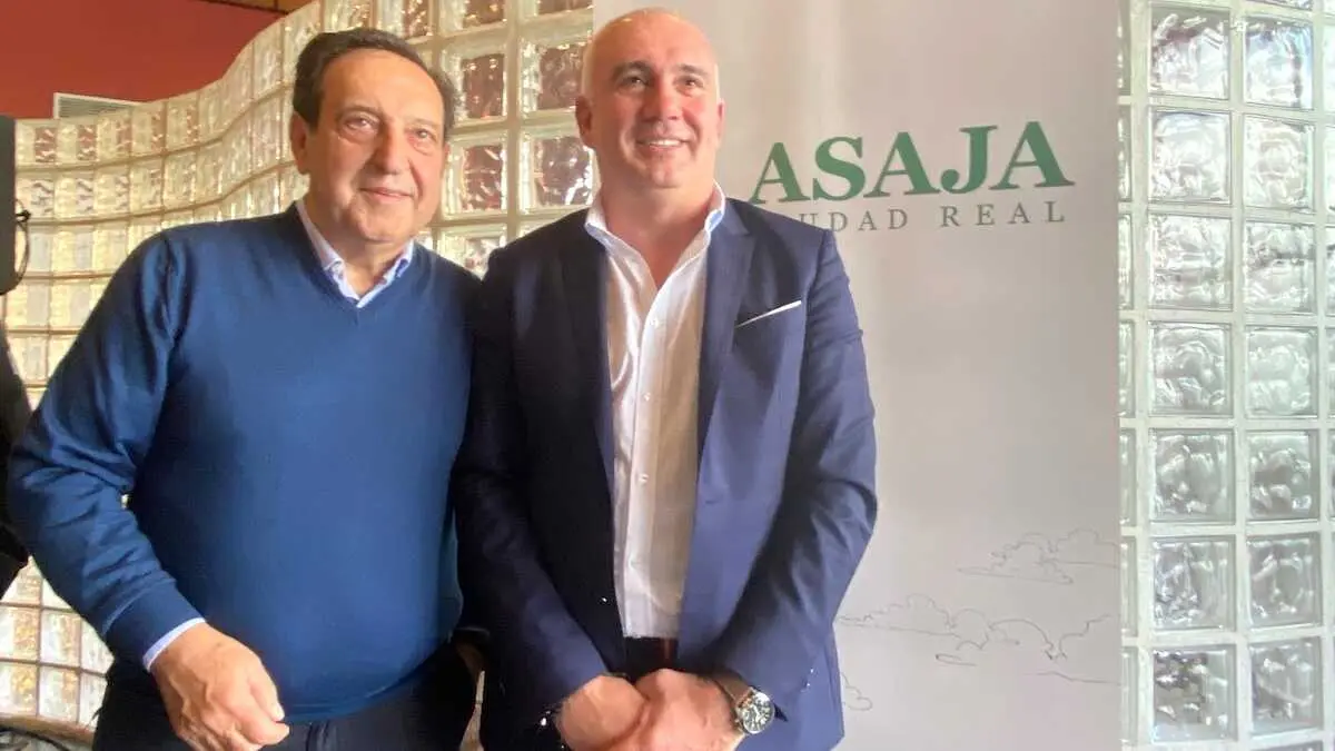 Emilio Cepeda (d) sustituye a Pedro Barato (i) al frente de la presidencia de Asaja Ciudad Real