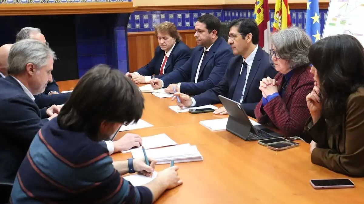 El vicepresidente segundo del Gobierno de Castilla-La Mancha, Jos&eacute; Manuel Caballero, y la consejera de Desarrollo Sostenible, Mercedes G&oacute;mez, han constituido la Comisi&oacute;n de Seguimiento del convenio para el abastecimiento del Campo de Calatrava desde el sistema de la Llanura Manchega