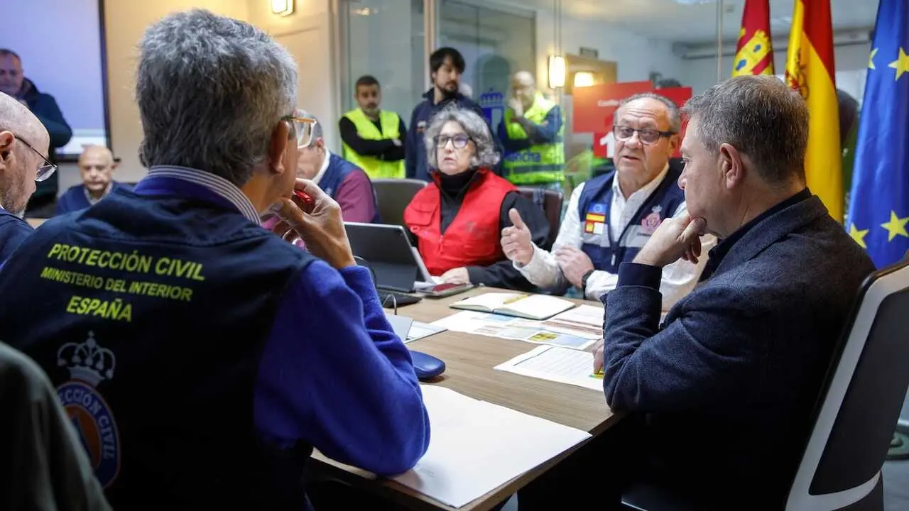 El jefe del Gobierno auton&oacute;mico, Emiliano Garc&iacute;a-Page, preside este s&aacute;bado en Toledo, la reuni&oacute;n del Centro de Coordinaci&oacute;n Operativa (CECOP) en el Servicio 112 de Castilla-La Mancha