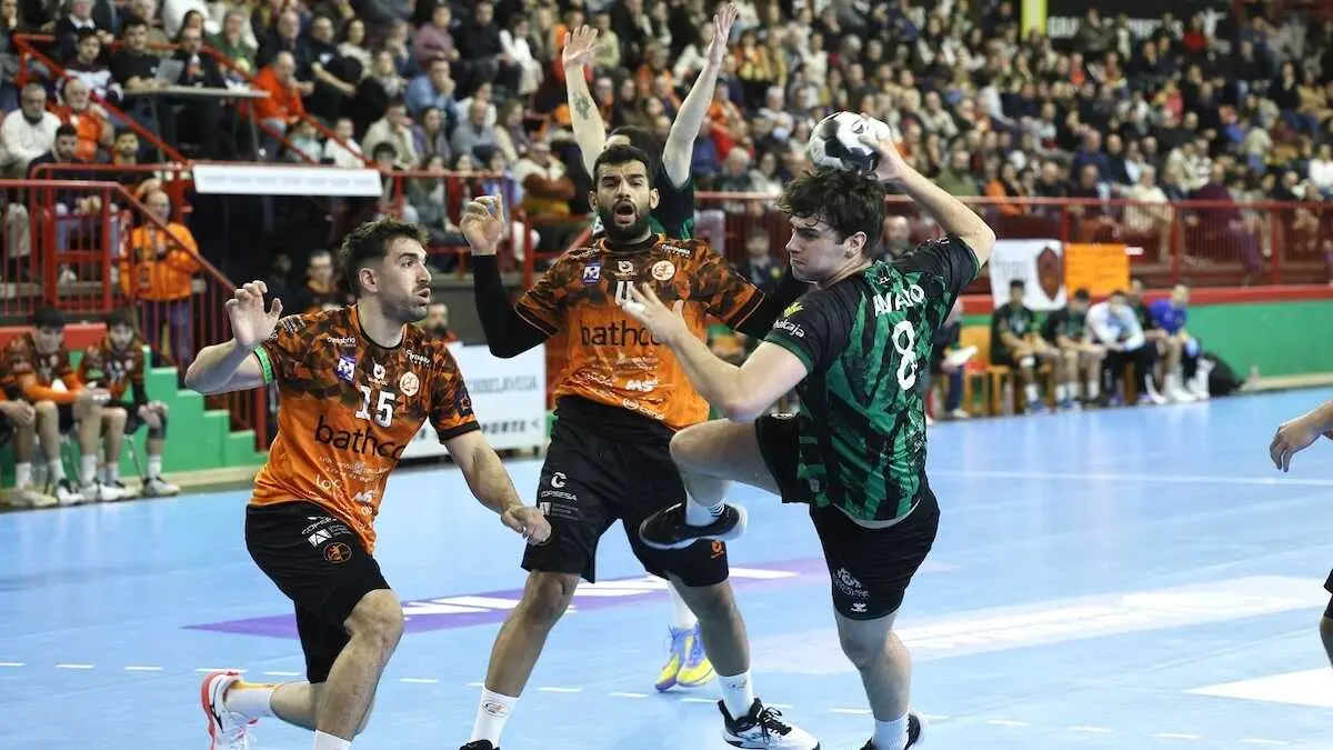 La pol&eacute;mica arbitral frena la remontada del REBI Cuenca en Torrelavega - Fotograf&iacute;a: Luis Palomeque