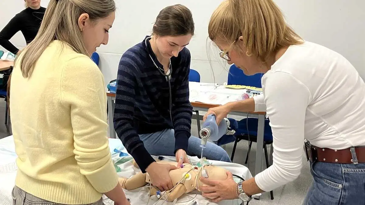 Profesionales de Albacete se especializan en salvar a neonatos y ni&ntilde;os