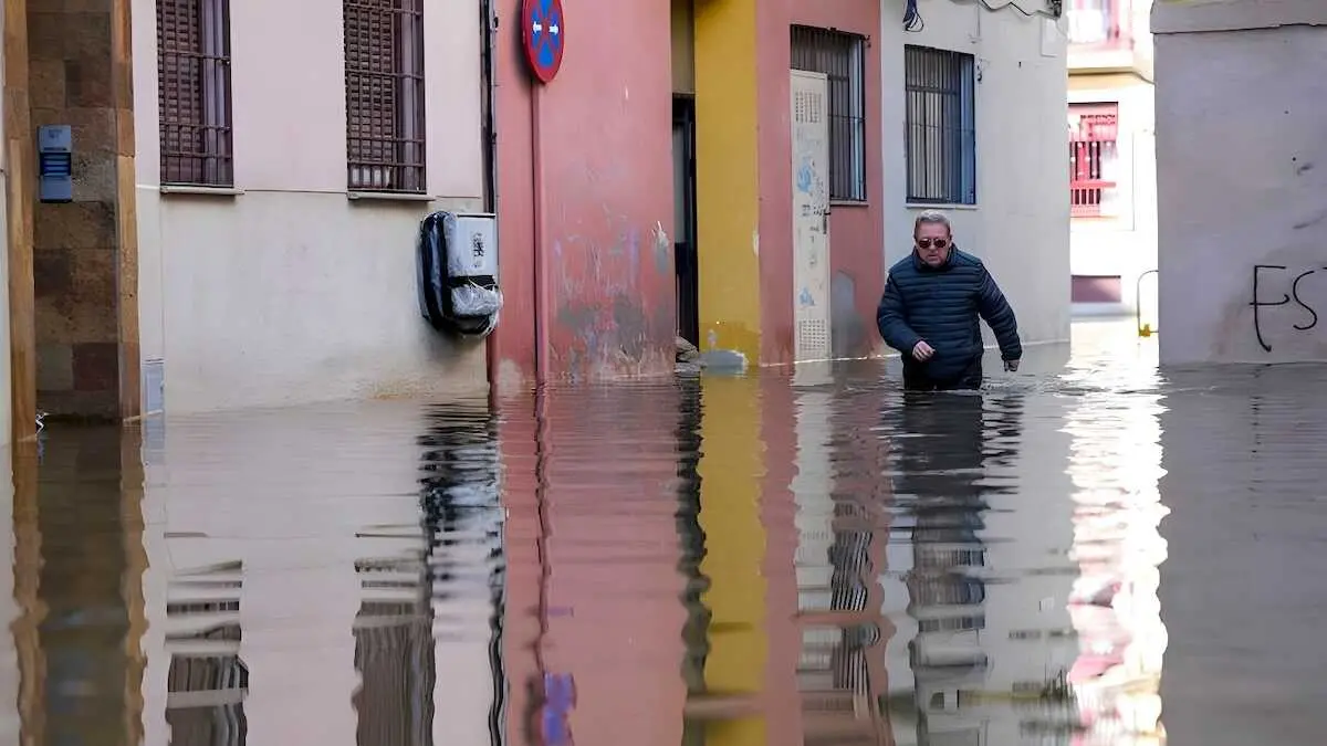 La situaci&oacute;n de Talavera de la Reina (Toledo) contin&uacute;a "complicada" por las fuertes lluvias registradas en los &uacute;ltimos d&iacute;as, que han provocado el corte de hasta una decena de calles de la ciudad por las inundaciones - EFE/Manu Reino, borrasca, temporal, lluvias,
