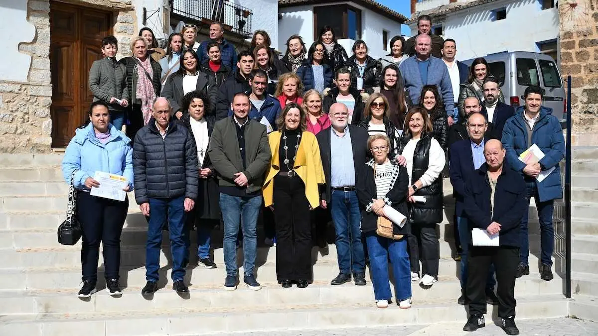 La consejera de Econom&iacute;a, Empresas y Empleo, Patricia Franco, ha visitado la localidad de Letur (Albacete) y ha entregado los diplomas a las personas que han participado en la acci&oacute;n de formaci&oacute;n y empleo en el marco de Talleres + en la localidad