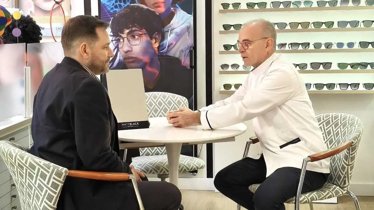 El subdelegado del Gobierno en Ciudad Real, David Broce&ntilde;o, durante la visita que ha realizado a una de las &oacute;pticas adheridas al programa