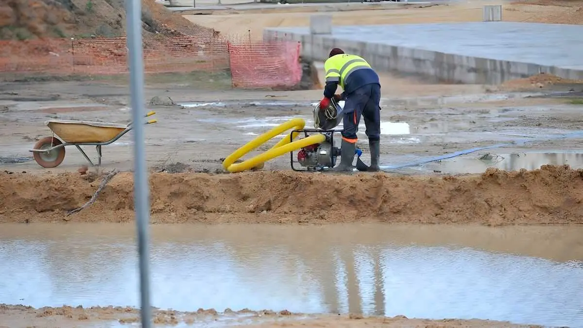 La ciudad de Albacete ha amanecido este martes pendiente del caudal del canal de Mar&iacute;a Cristina (en la imagen), que recibe afluentes de la zona de la sierra de Alcaraz donde sigue el deshielo, despu&eacute;s de que en la tarde-noche de este lunes se desbordara por el subsuelo, inundando garajes y algunas calles. En la imagen, un operario achica agua - EFE/Manu