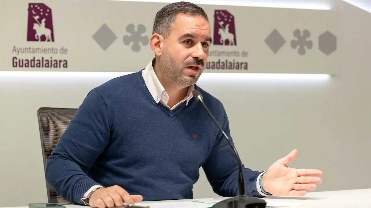 El concejal de Infraestructuras de Guadalajara, Santiago L&oacute;pez Pomeda, durante la rueda de prensa que ha ofrecido