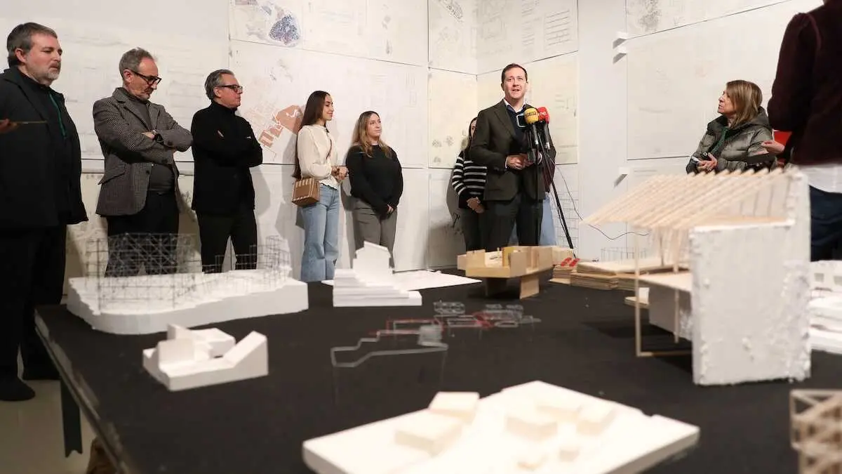 El alcalde de Toledo, Carlos Vel&aacute;zquez, visita la exposici&oacute;n 'Toledo por venir'