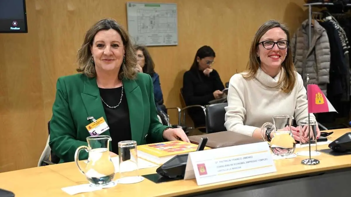 La consejera de Econom&iacute;a, Empresas y Empleo, Patricia Franco, junto a la directora general de Turismo, Comercio y Artesan&iacute;a, Arantxa P&eacute;rez, en la Conferencia Sectorial de Turismo