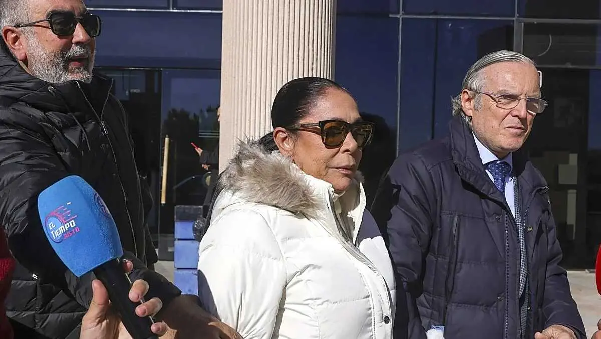 En la imagen de archivo Isabel Pantoja junto a su hermano Agust&iacute;n y su abogado