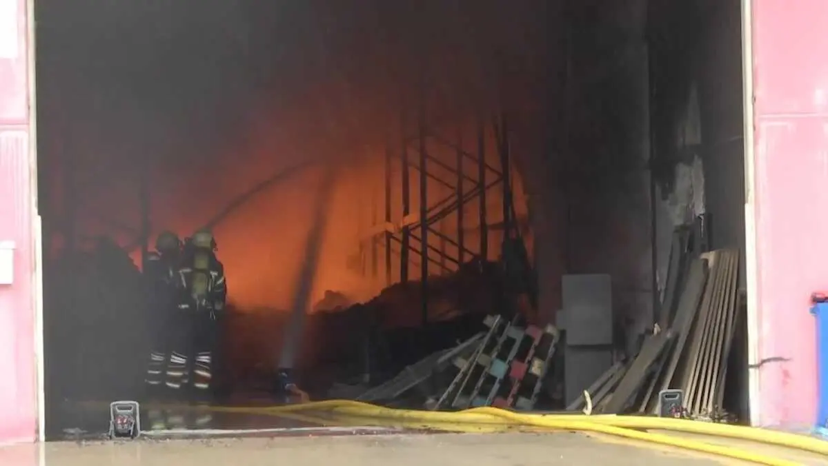 Incendio en una nave de Borox (Toledo) moviliza a tres parques de bomberos - Fotograf&iacute;a: CMM