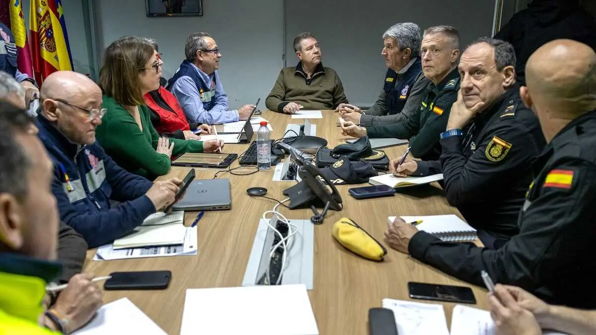 El presidente regional, Emiliano Garc&iacute;a-Page, asiste en el Servicio 112 de Castilla-La Mancha, a la reuni&oacute;n del Centro de Coordinaci&oacute;n Operativa Integrada (CECOPI), tras la elevaci&oacute;n a nivel 2 del Plan Especial de Protecci&oacute;n Civil ante el riesgo de inundaciones de Castilla La Mancha (PRICAM)