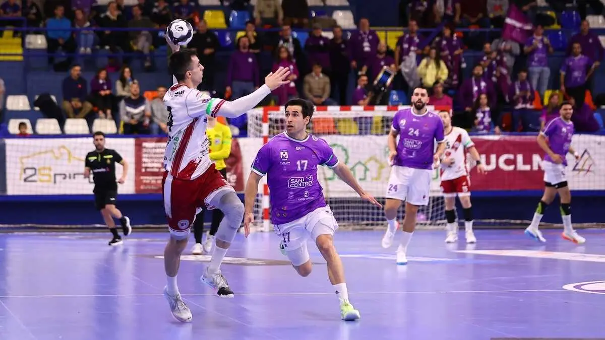 El BM Guadalajara planta cara pero cae 32-36 ante el Logro&ntilde;o La Rioja - Fotograf&iacute;a: Santi Molina