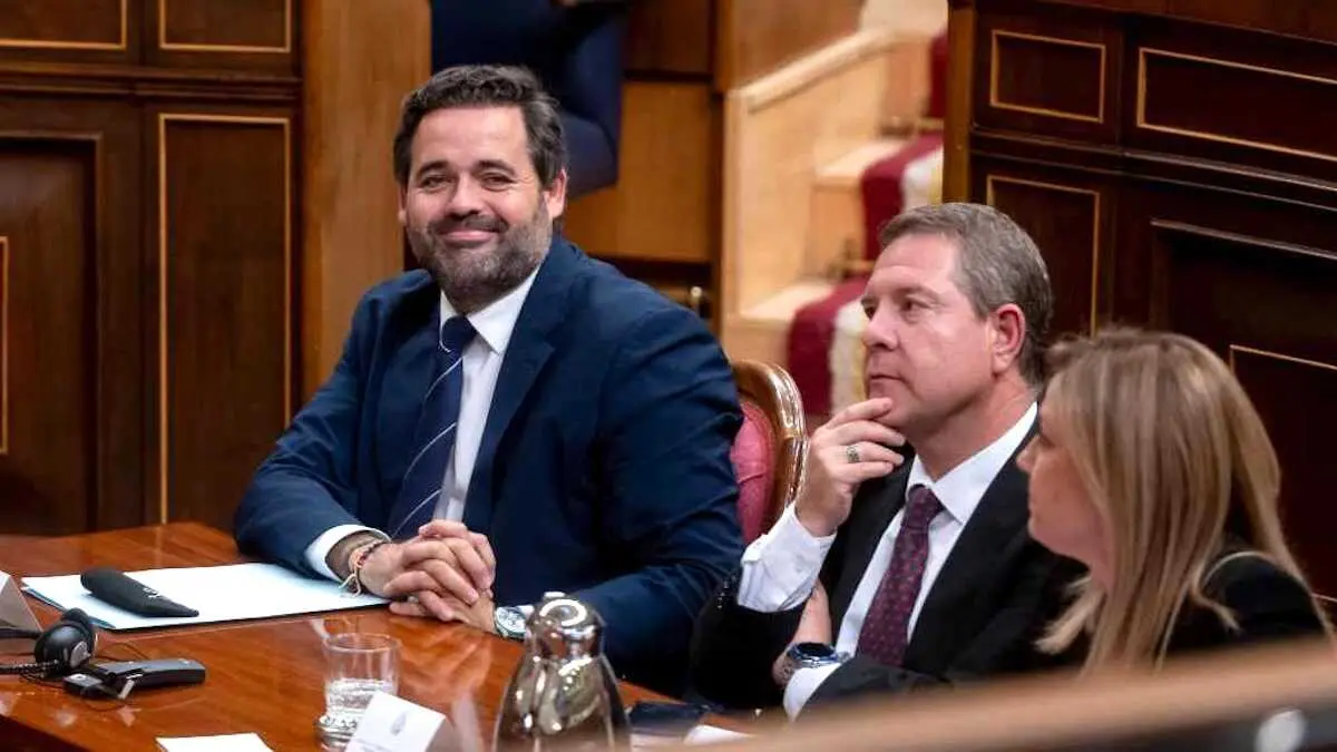 En la imagen de archivo el presidente del PP de Castilla-La Mancha, Paco N&uacute;&ntilde;ez, junto al presidente regional, Emiliano Garc&iacute;a-Page, y la portavoz socialista, Ana Isabel Abeng&oacute;zar, en el Congreso de los Diputados