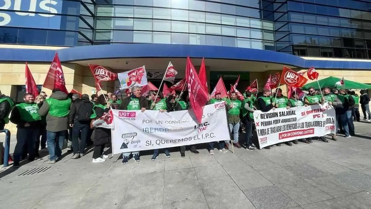 UGT FICA y CCOO exigen a Iberdrola que desbloquee de manera inmediata el convenio colectivo. En la imagen trabajadores de la compa&ntilde;&iacute;a en Castilla-La Mancha concentrados este jueves en Toledo.